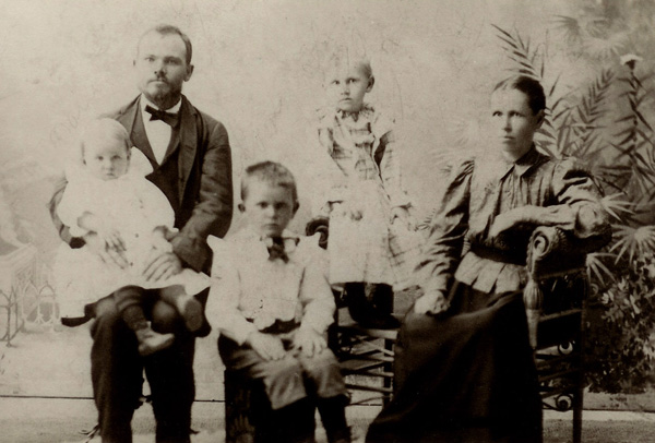 Heinrich Peter and Katharina Mueller family circa 1895