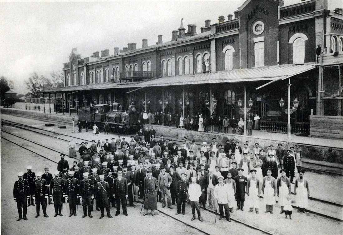 Saratov Mail Railway Station workers in 1900
