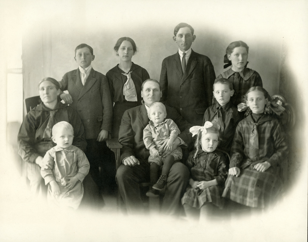 The Elizabeth and Conrad Albrecht family in Stony Plain. Photograph courtesy of Donna Palmer Wakefield and Debbie Pietrzykowski.