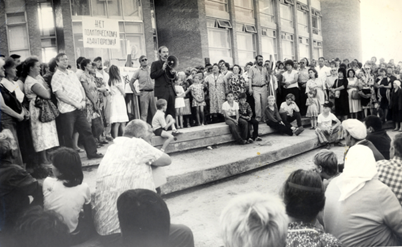 A political meeting in Кrasnokamensk during the putsch of August 21, 1991. Alexander Schreiber speaks out in favor of protecting democracy.