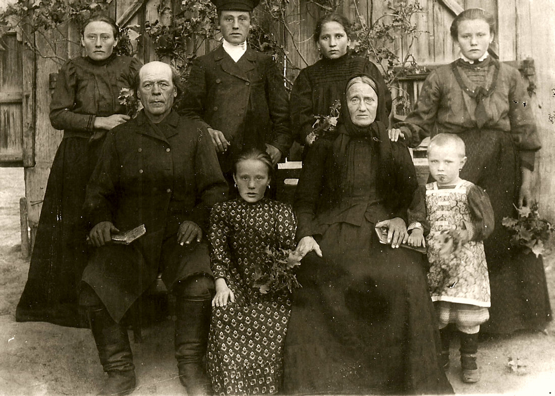 Johann George and Elisabeth Hölzer family circa 1912.